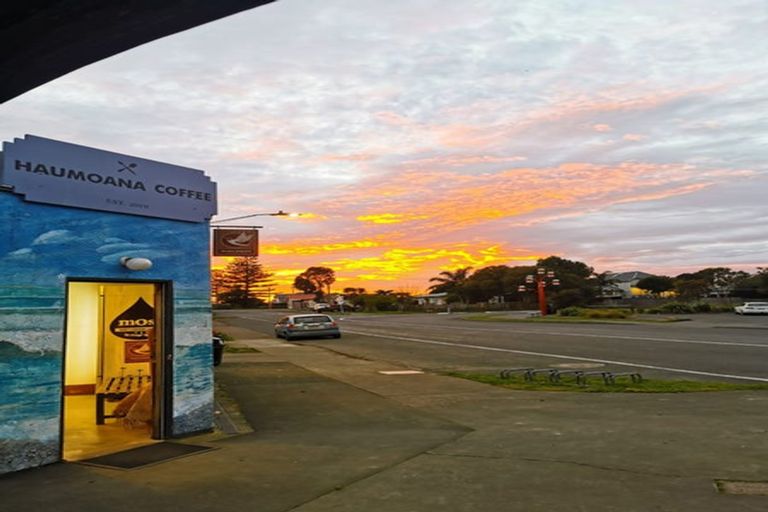 Photo of property in 12 Memorial Park Avenue, Haumoana, 4102