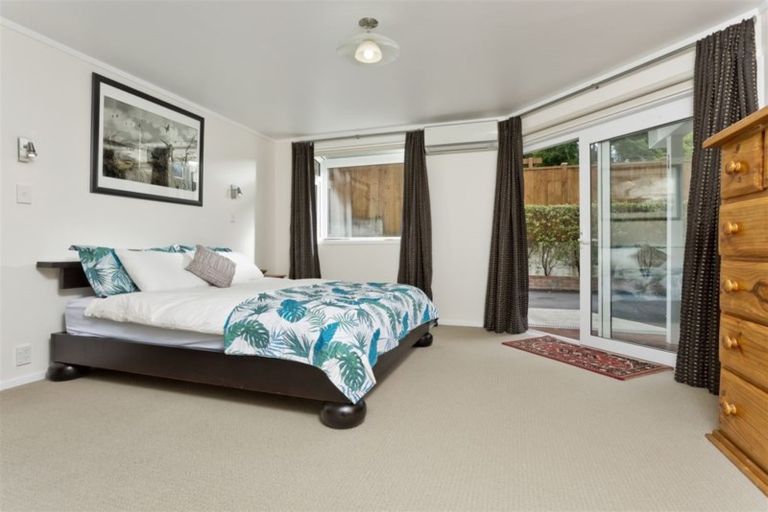 Photo of property in 2/10a Wernham Place, Northcote, Auckland, 0626