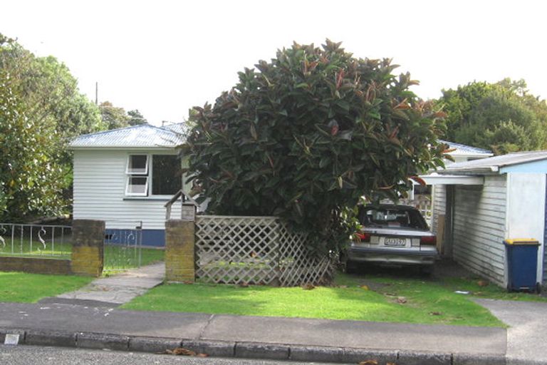 Photo of property in 2 Gill Avenue, Te Atatu Peninsula, Auckland, 0610