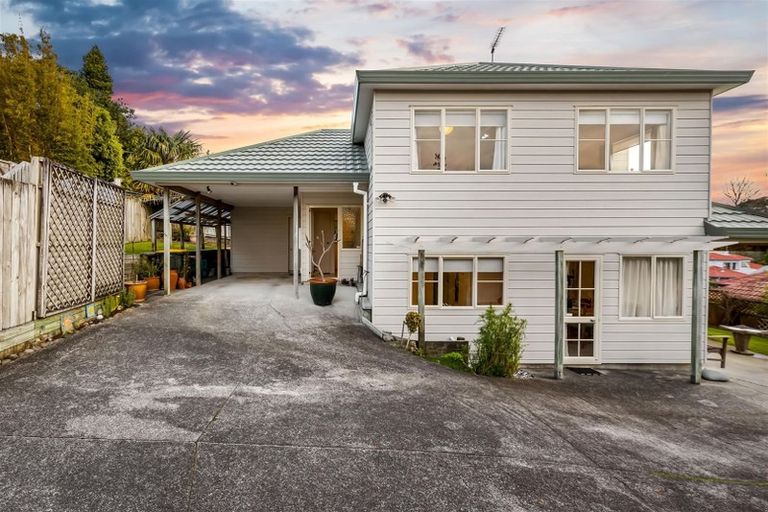 Photo of property in 2/30 Sunset Road, Unsworth Heights, Auckland, 0632