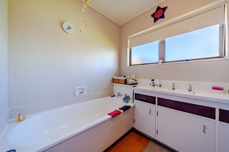 Photo of property in 37 Donegal Crescent, Tamatea, Napier, 4112