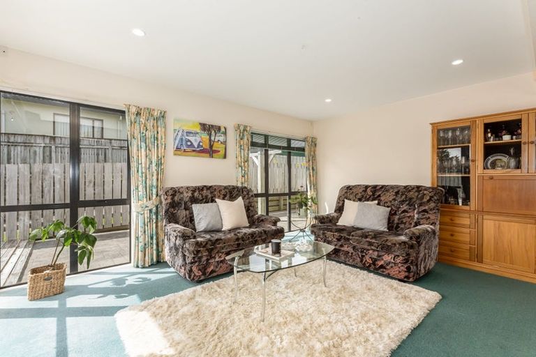 Photo of property in 31 Lanyon Place, Whitby, Porirua, 5024
