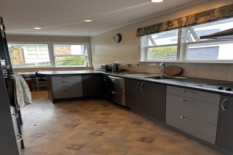 Photo of property in 2a Chapman Road, Te Atatu Peninsula, Auckland, 0610