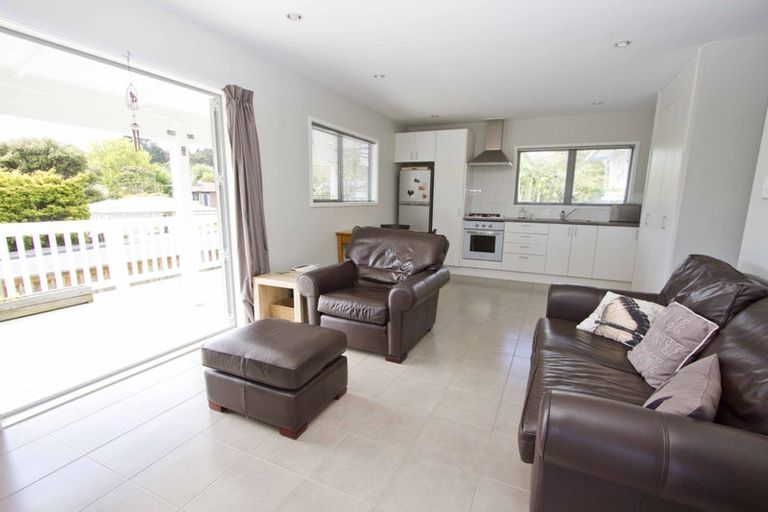 Photo of property in 1/127 Atkinson Road, Titirangi, Auckland, 0604