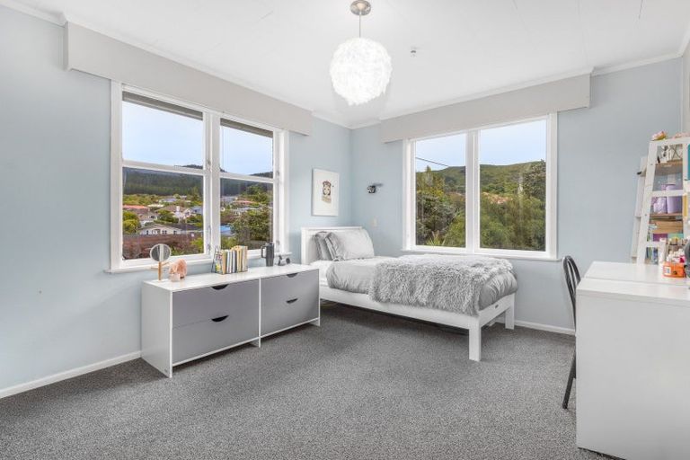 Photo of property in 4 Lane Crescent, Tawa, Wellington, 5028