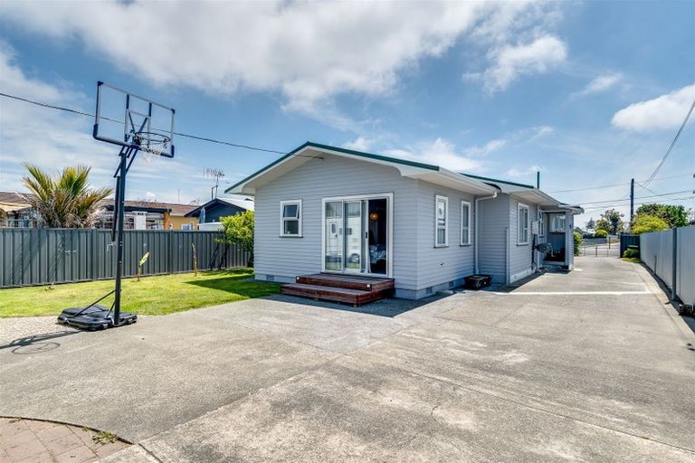 Photo of property in 27 Meeanee Road, Taradale, Napier, 4112