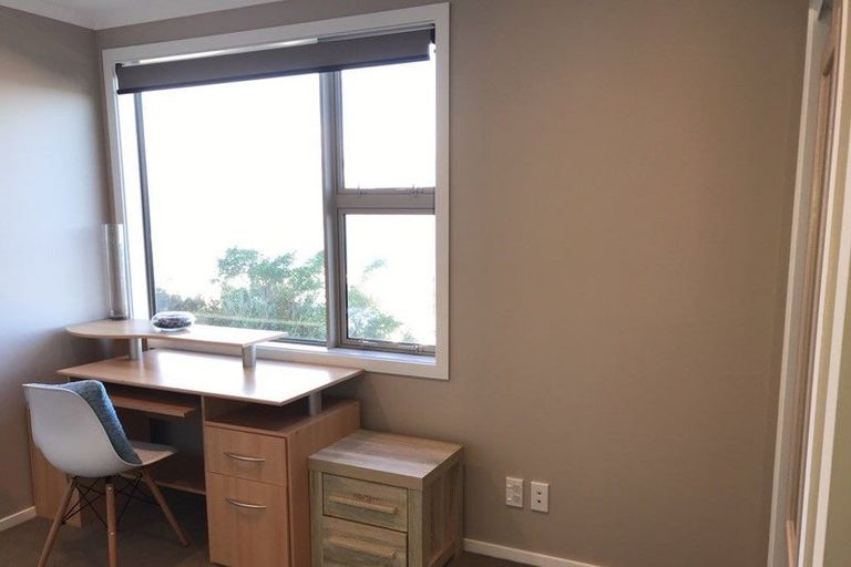 Photo of property in 6b Sunhaven Drive, Newlands, Wellington, 6037