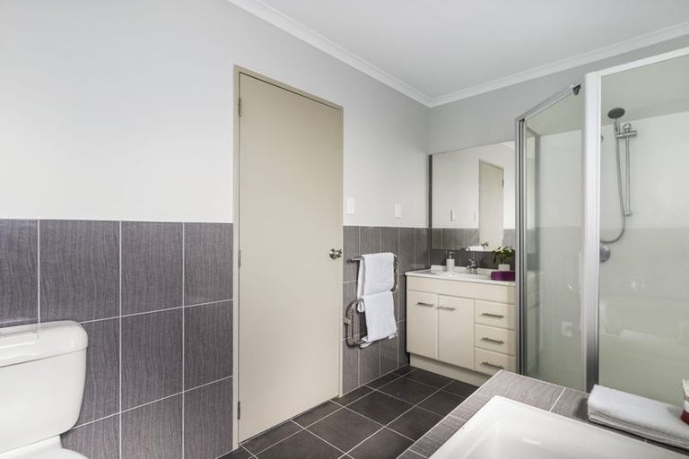 Photo of property in 127 Keri Vista Rise, Papakura, 2110