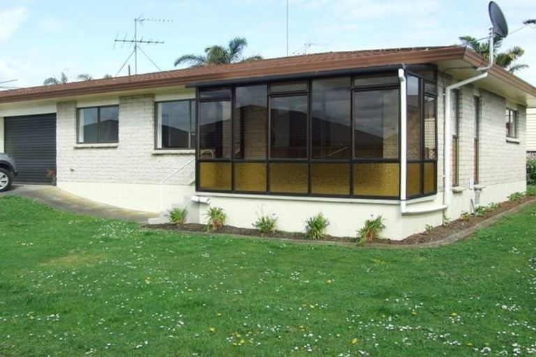 Photo of property in 2/98 Harris Street, Pukekohe, 2120