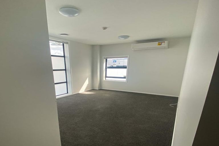 Photo of property in 2a/2 Gibbons Street, Upper Hutt, 5018