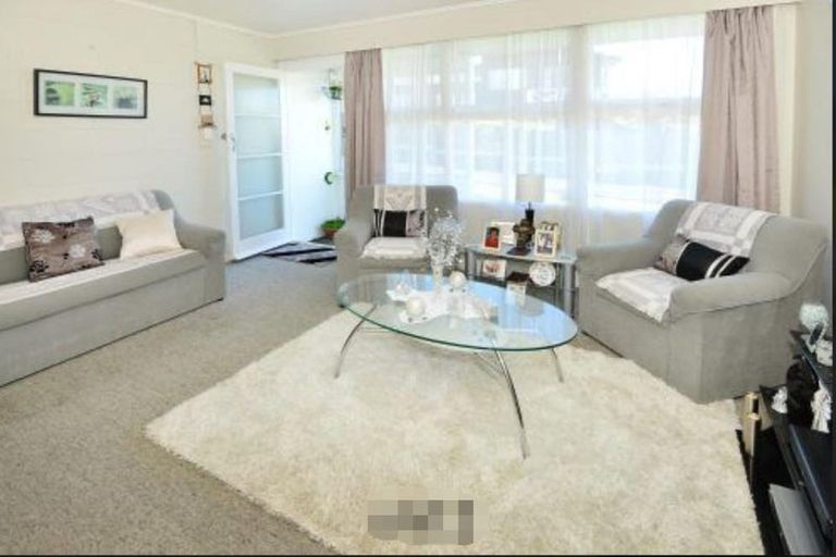 Photo of property in 81 Pupuke Road, Northcote, Auckland, 0627