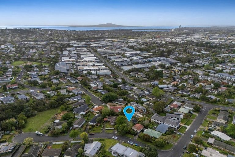 Photo of property in 1 Wanita Place, Totara Vale, Auckland, 0629