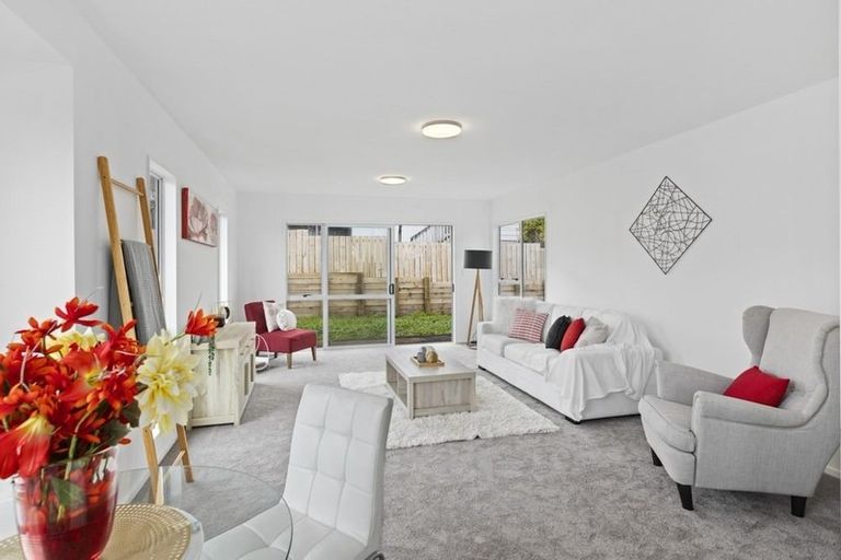 Photo of property in 1/53 Sungrove Rise, Sunnyvale, Auckland, 0612