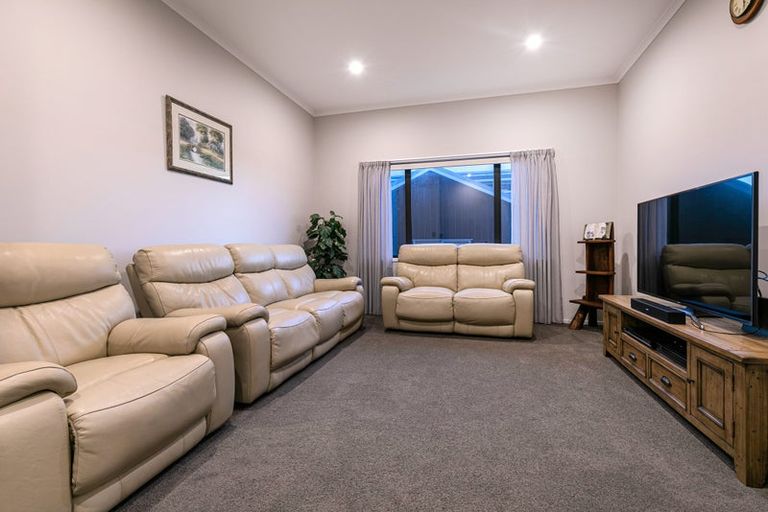 Photo of property in 41 Maka Terrace, Orewa, 0931