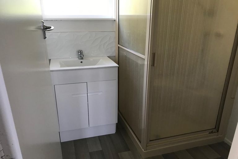 Photo of property in 2 Clendon Place, Manurewa, Auckland, 2102