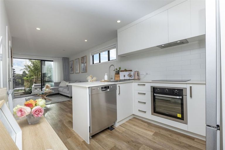 Photo of property in 25 Tokai Place, Glen Eden, 0602