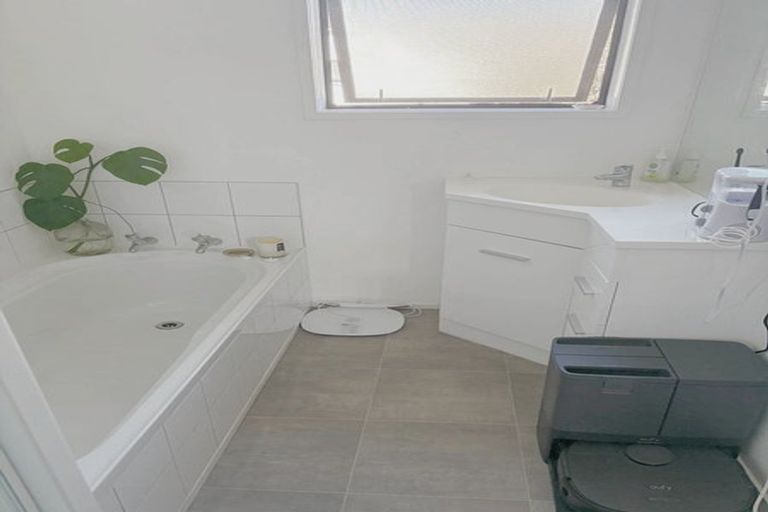 Photo of property in 2 Sheehan Road, Te Atatu South, Auckland, 0610