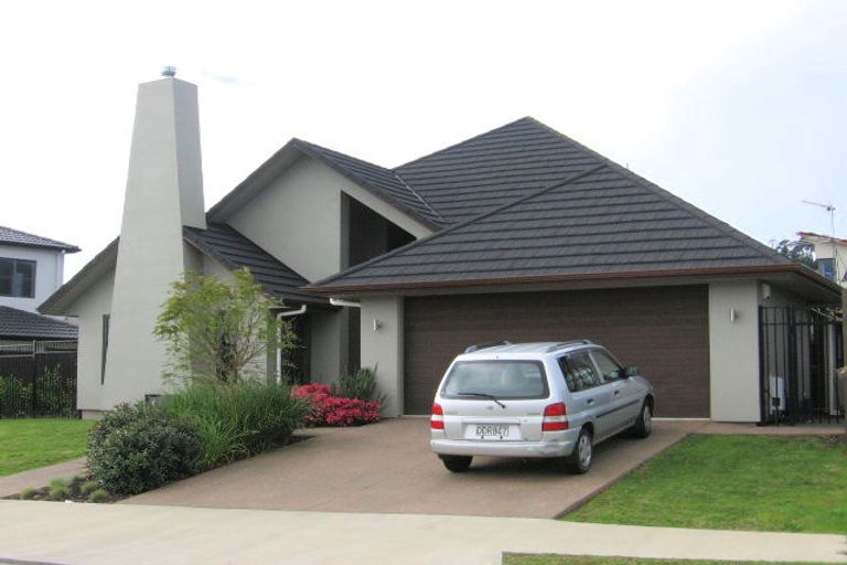 Photo of property in 4 Fernloche Place, Flat Bush, Auckland, 2016