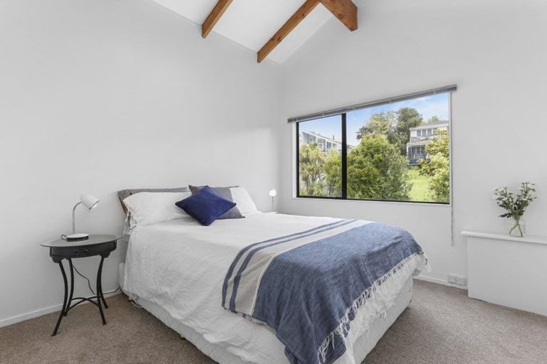 Photo of property in 2/13 Garadice Road, Rothesay Bay, Auckland, 0630