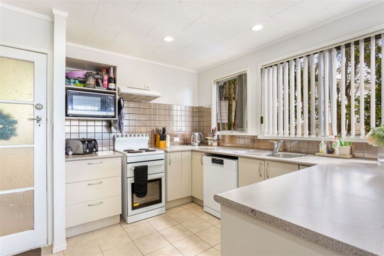 Photo of property in 98 Reynella Drive, Massey, Auckland, 0614