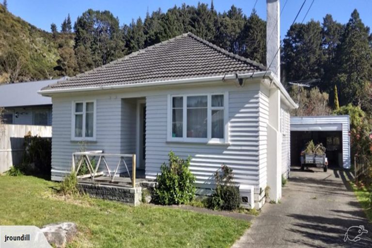 Photo of property in 18 Homedale Road, Wainuiomata, Lower Hutt, 5014