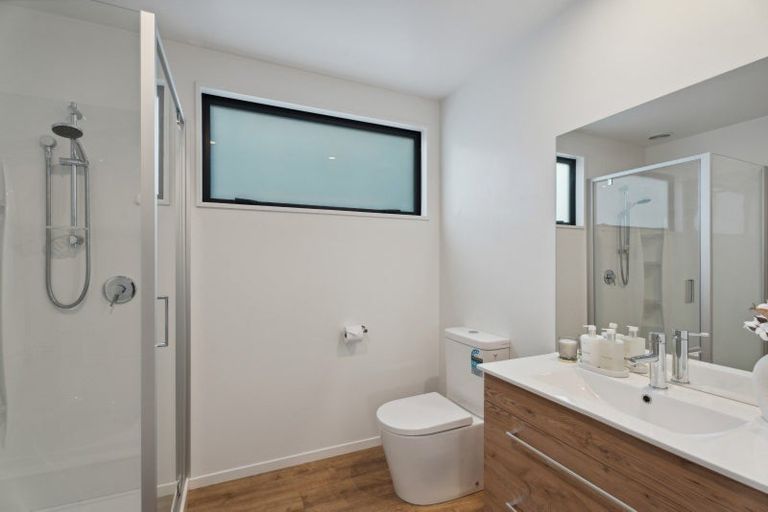 Photo of property in 5 Matakanui Lane, Wanaka, 9305