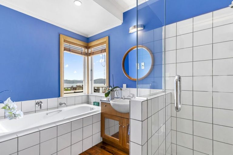 Photo of property in 29 Fortification Road, Karaka Bays, Wellington, 6022