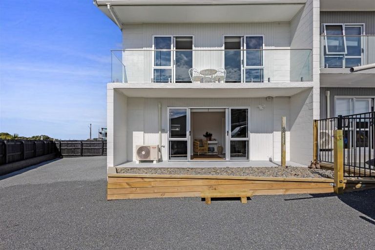 Photo of property in 38d Breakwater Road, Moturoa, New Plymouth, 4310