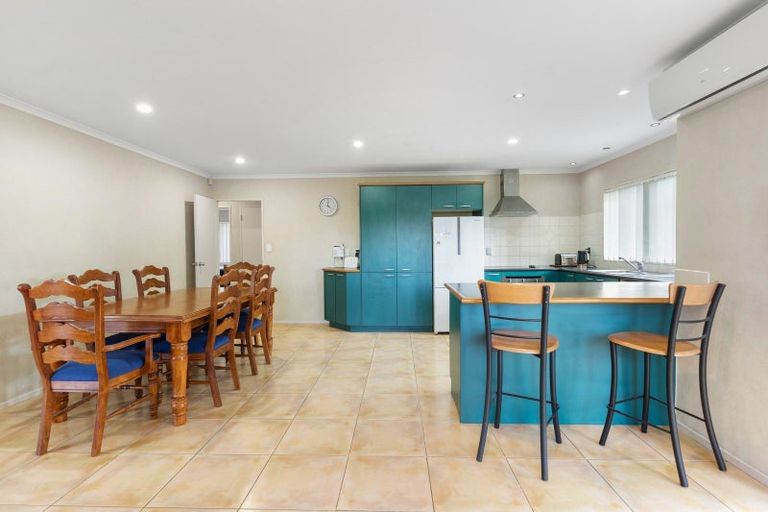 Photo of property in 2 Brosna Place, East Tamaki, Auckland, 2016