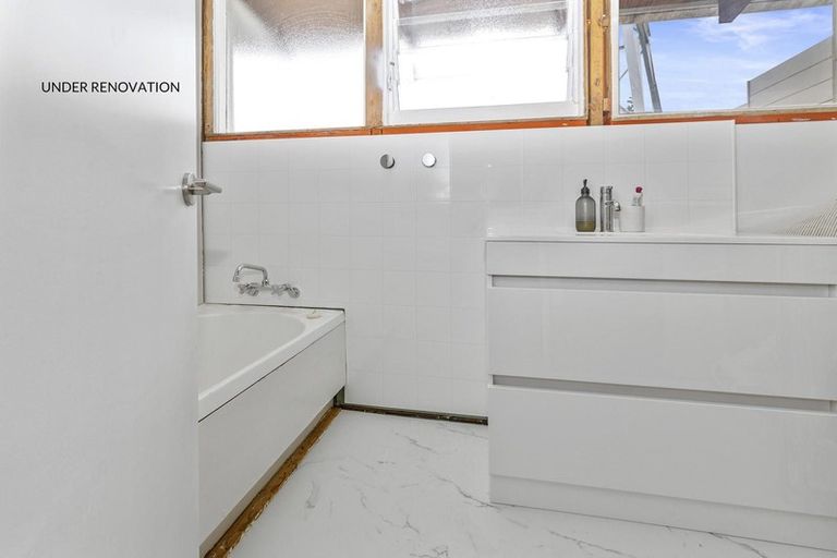 Photo of property in 64 Tiroroa Avenue, Te Atatu South, Auckland, 0610