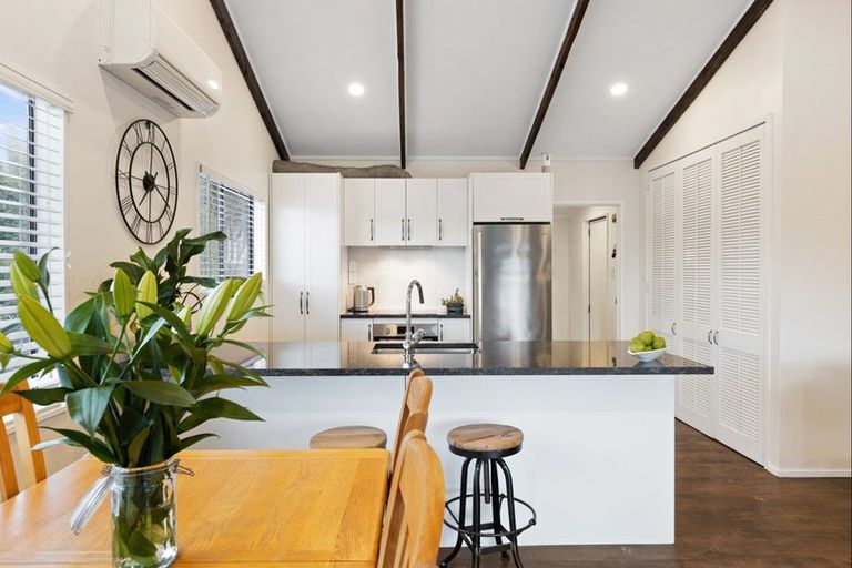 Photo of property in 5b Kauri Road, Stanmore Bay, Whangaparaoa, 0932