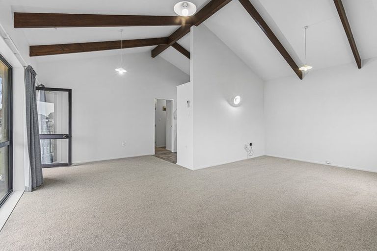 Photo of property in 4 Mayfair Place, Westown, New Plymouth, 4310