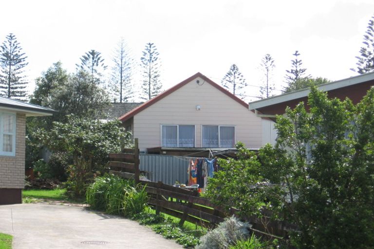 Photo of property in 17 Sarona Avenue, Glen Eden, Auckland, 0602