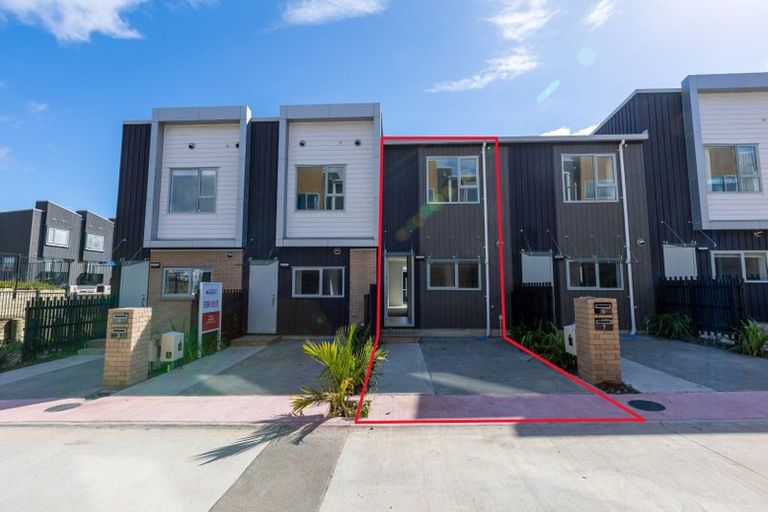 Photo of property in 5 Wharetana Crescent, New Lynn, Auckland, 0600