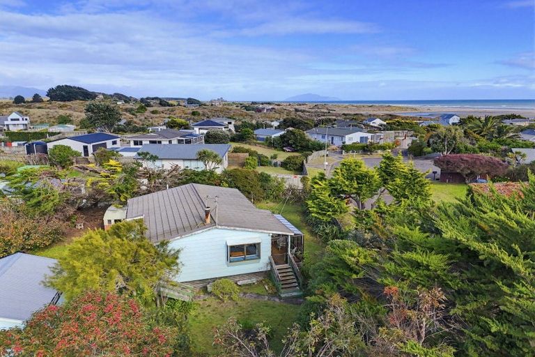 Photo of property in 8 Duncan Street, Waikawa Beach, Manakau, 5573