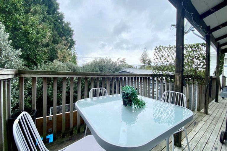 Photo of property in 5 Sunvue Road, Glen Eden, Auckland, 0602