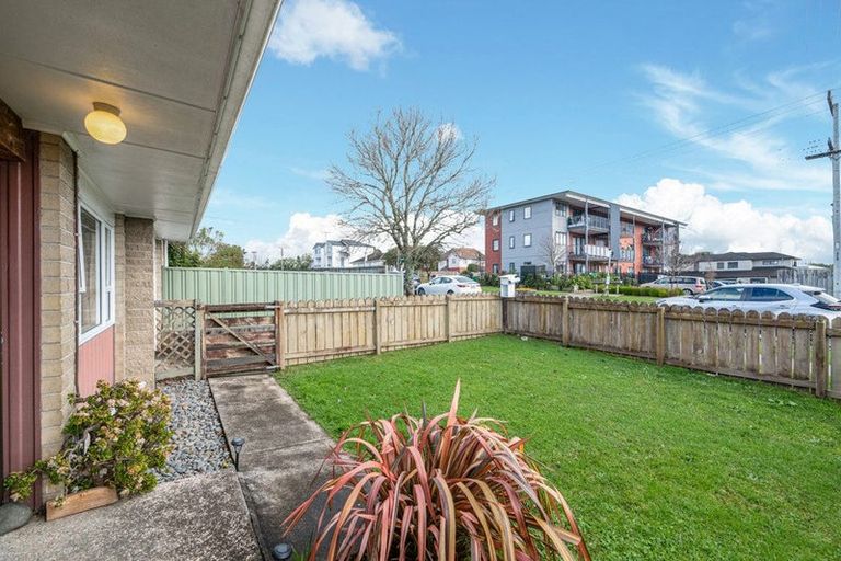 Photo of property in 2/29 Nikau Street, New Lynn, Auckland, 0600