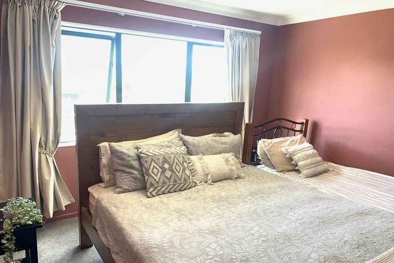 Photo of property in 19 Corsham Grove, Churton Park, Wellington, 6037