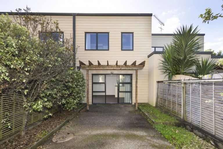 Photo of property in 3/17 Harbour View Road, Te Atatu Peninsula, Auckland, 0610