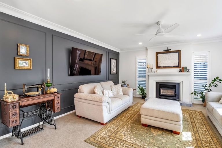 Photo of property in 3 San Ambrosio Rise, Henderson, Auckland, 0612