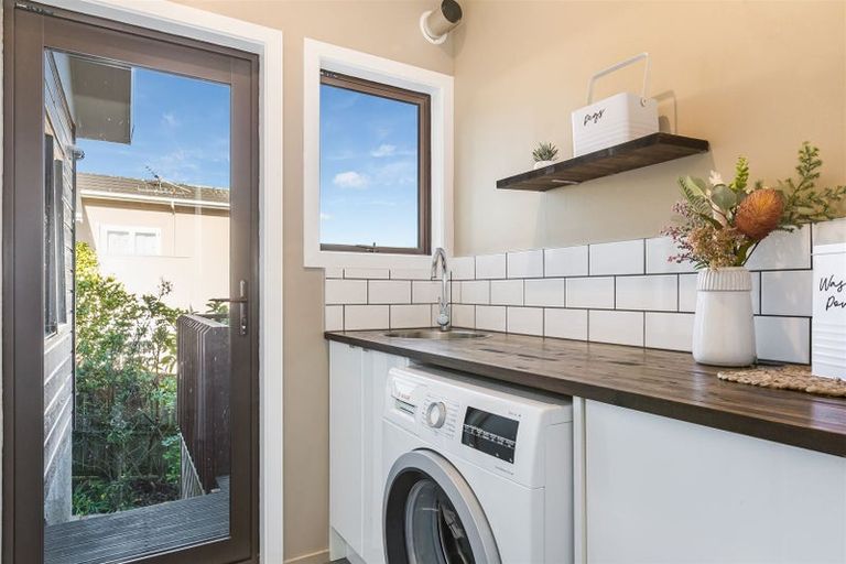 Photo of property in 2 Saunders Close, Whitby, Porirua, 5024