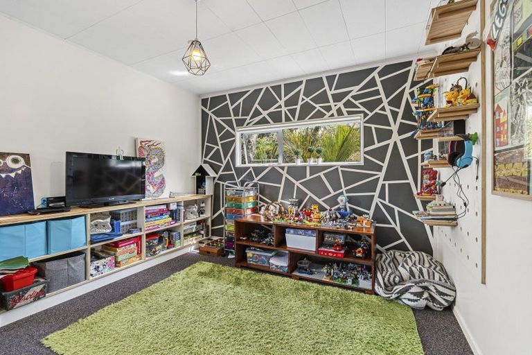 Photo of property in 15 Linda Street, Oakura, 4314