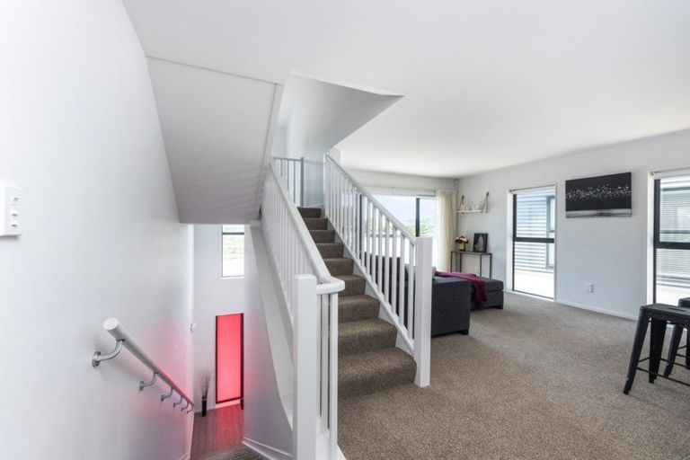 Photo of property in 2/10 Silver Moon Road, Albany Heights, Auckland, 0632