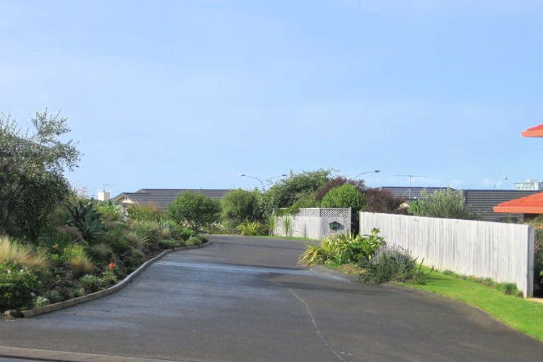 Photo of property in 111 Grovenor Drive, Orewa, 0931