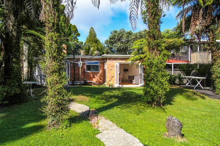 Photo of property in 11 Hollywood Avenue, Titirangi, Auckland, 0604