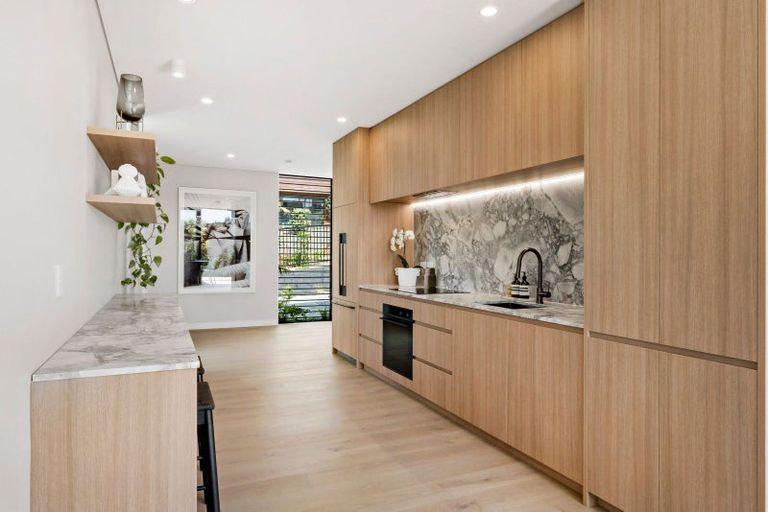 Photo of property in 21a Arahia Street, Northcote, Auckland, 0627