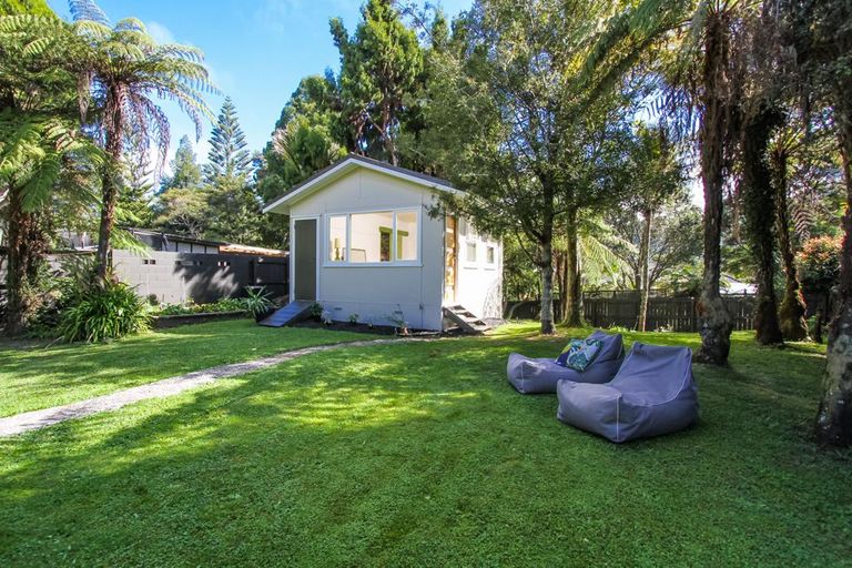 Photo of property in 11 Hollywood Avenue, Titirangi, Auckland, 0604