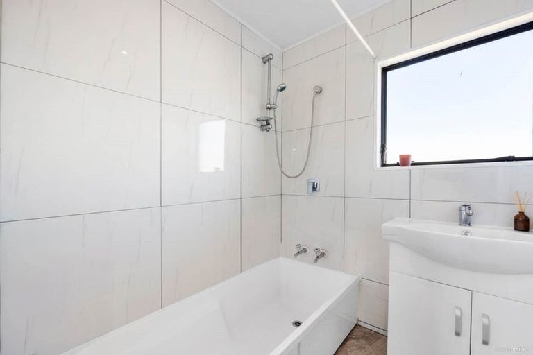 Photo of property in 2/5 Volta Place, Clendon Park, Auckland, 2103