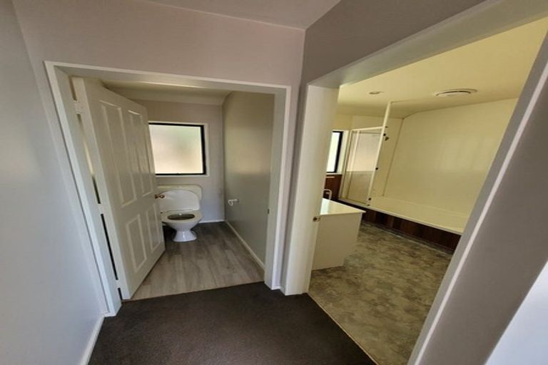 Photo of property in 15b Kinapori Terrace, Newlands, Wellington, 6037