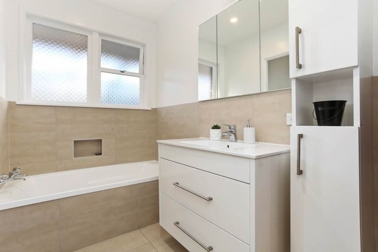Photo of property in 2 Imatra Place, Sunnyhills, Auckland, 2010
